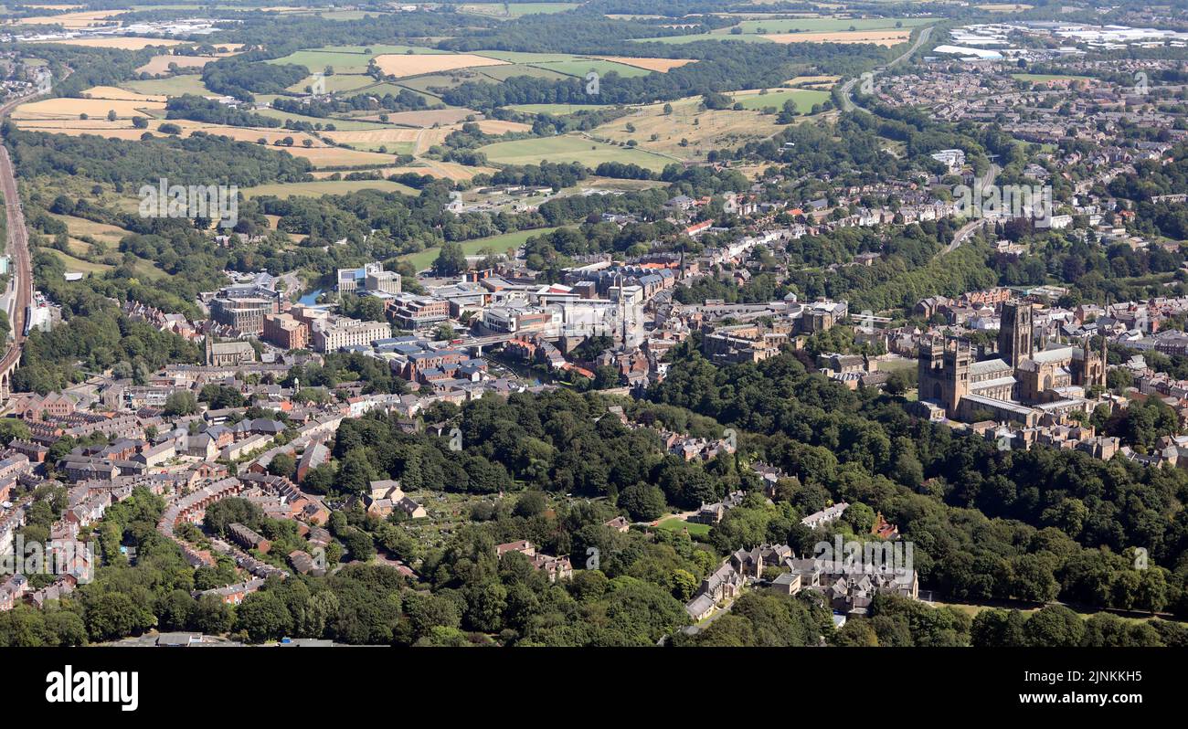 Vista aerea dello skyline della città di Durham da sud-ovest con la linea ferroviaria sul bordo sinistro e il castello e la cattedrale di Durham sul lato destro Foto Stock