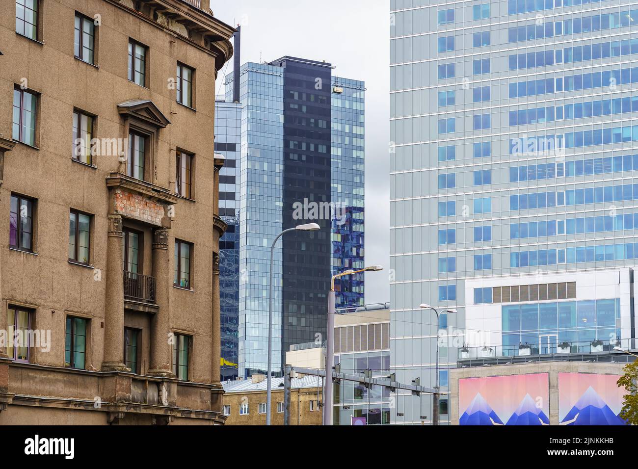 Moderni edifici di vetro vicino ad un vecchio edificio in mattoni nel centro di Tallinn in Estonia. Foto Stock