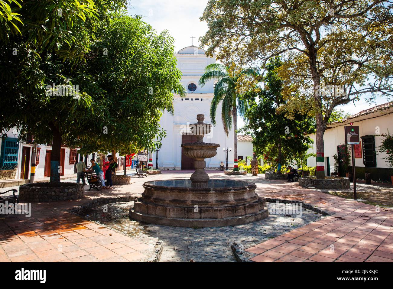 SANTA FE DE ANTIOQUIA, , COLOMBIA - NOVEMBRE 2017: Chiesa e piazza di Gesù Nazareno nella bellissima città coloniale di Santa Fe de Antioquia a Colomb Foto Stock