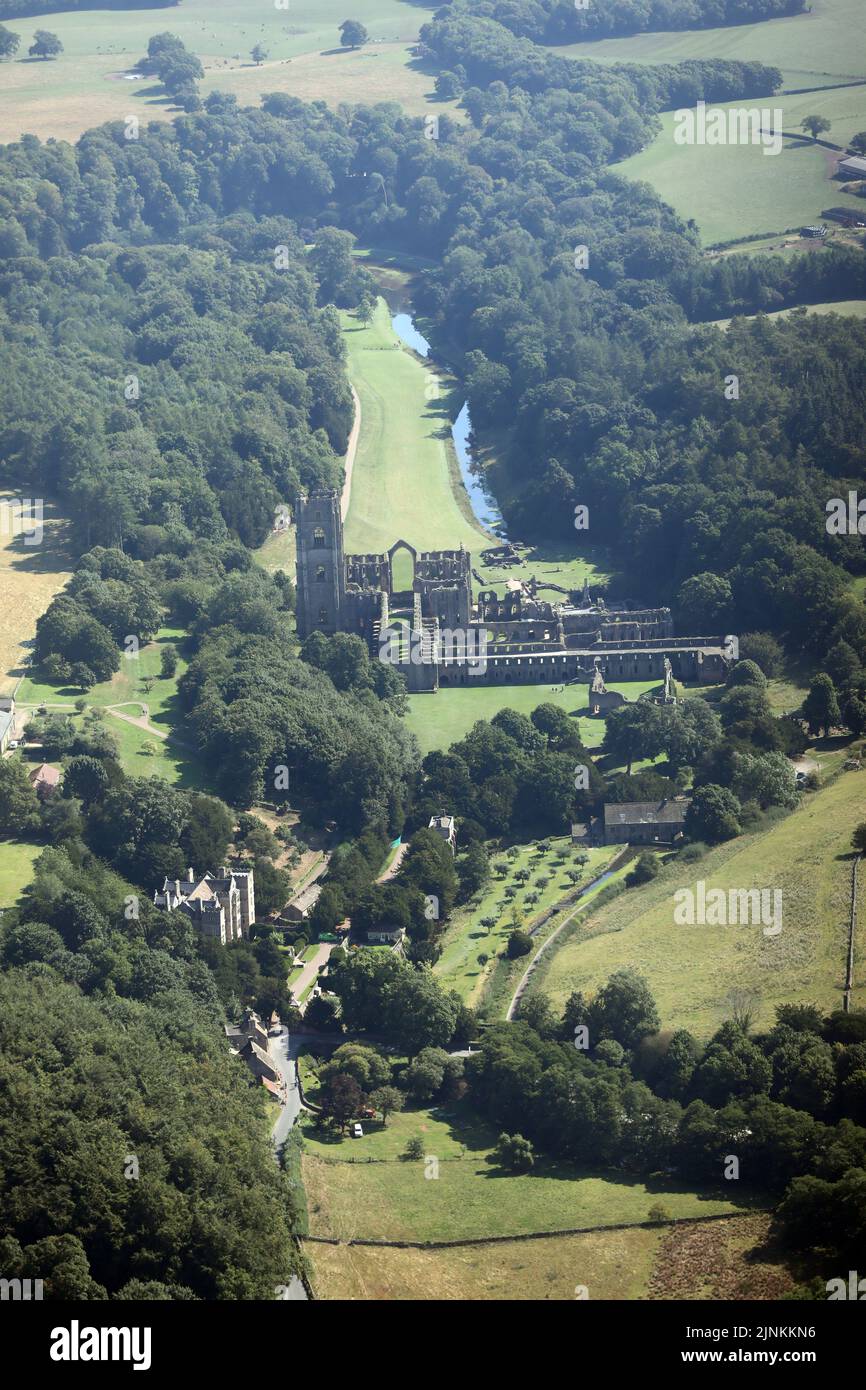 Vista aerea adottate da oltre 1500' di Fountains Abbey, vicino a Ripon, uno dei più grandi e meglio conservate in rovina i monasteri cistercensi in Inghilterra. Foto Stock