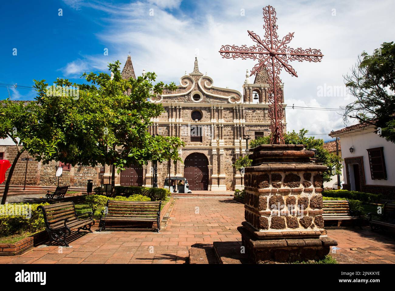 Chiesa storica di Santa Barbara costruita nel 1726 nella bellissima città coloniale di Santa Fe de Antioquia in Colombia Foto Stock