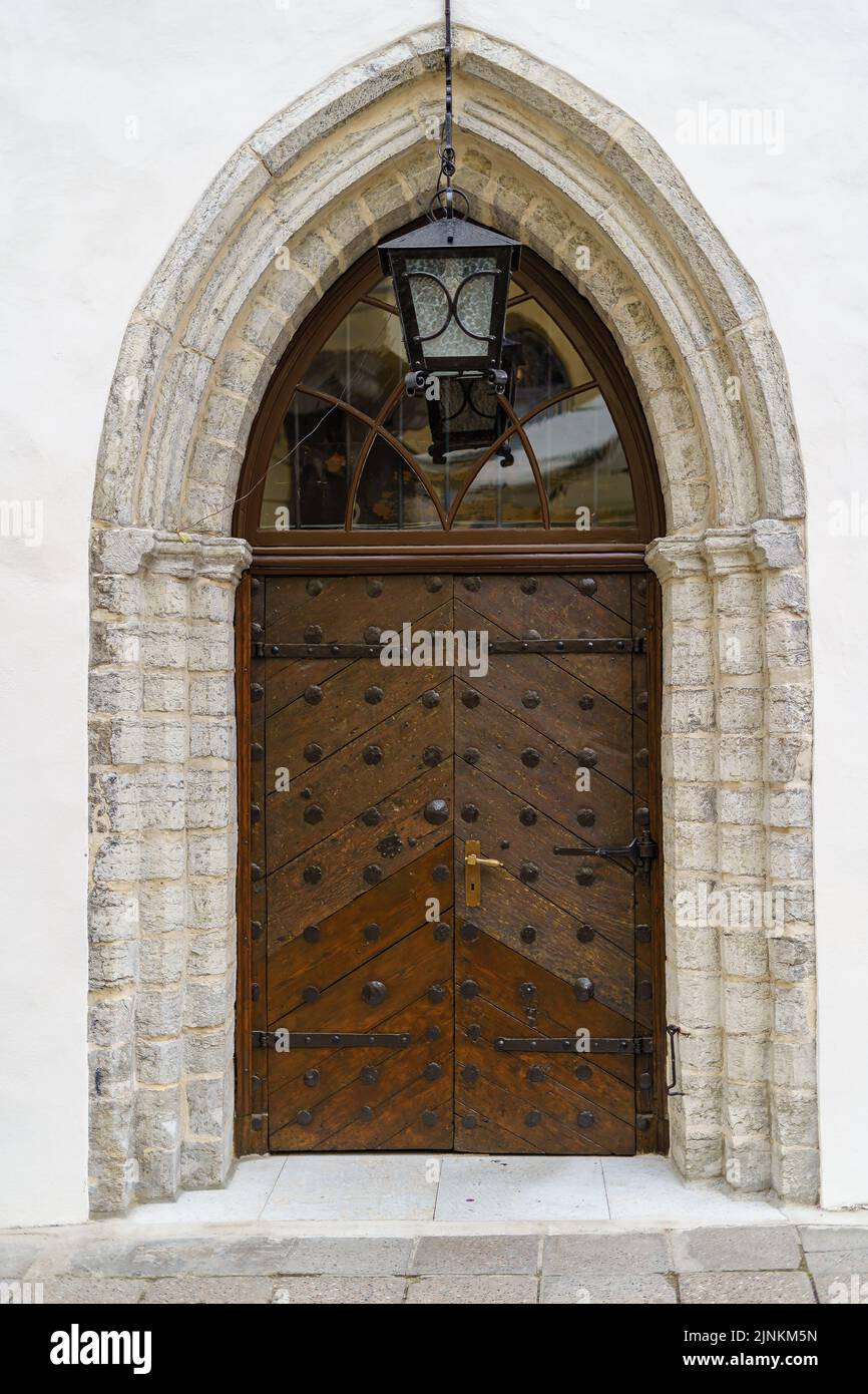 Porta in legno in un edificio molto vecchio della città medievale. Foto Stock