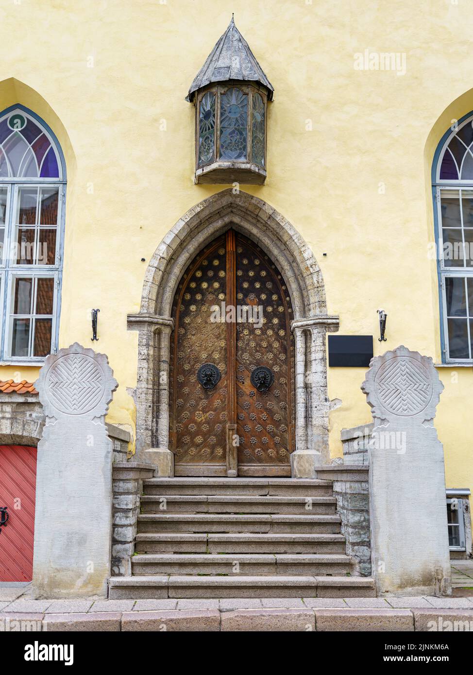 Facciata di casa molto antica nella città medievale di Tallinn. Foto Stock