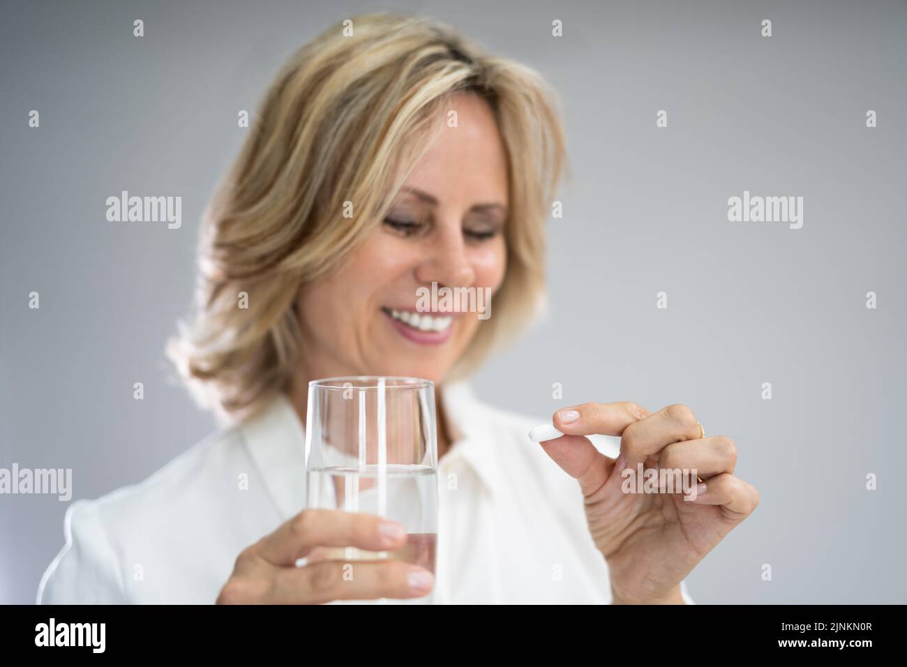 Donna che assume farmaci o droghe. Terapia medica Foto Stock