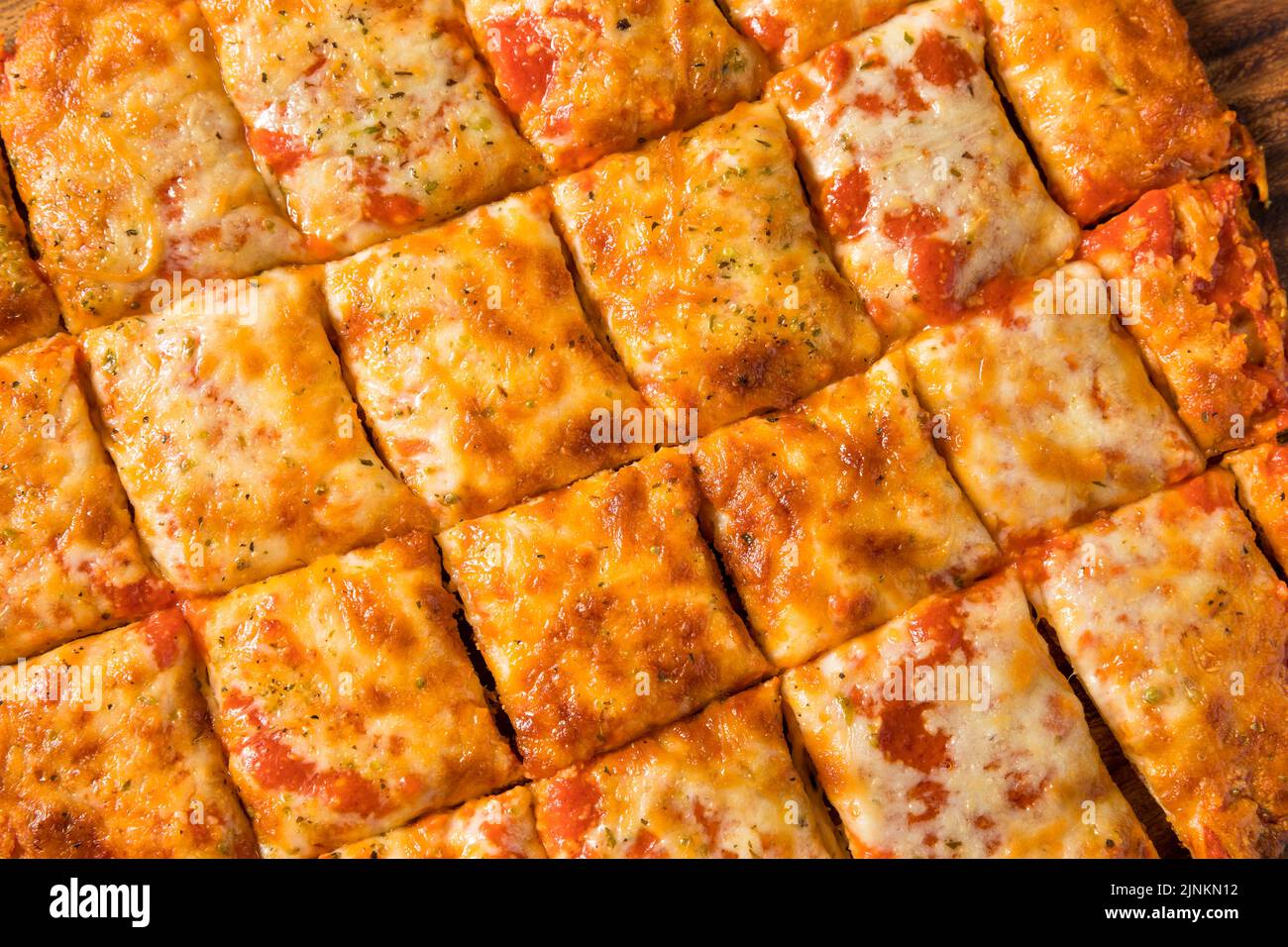 Pizza fatta in casa in stile taverna al formaggio tagliato pronti a mangiare Foto Stock