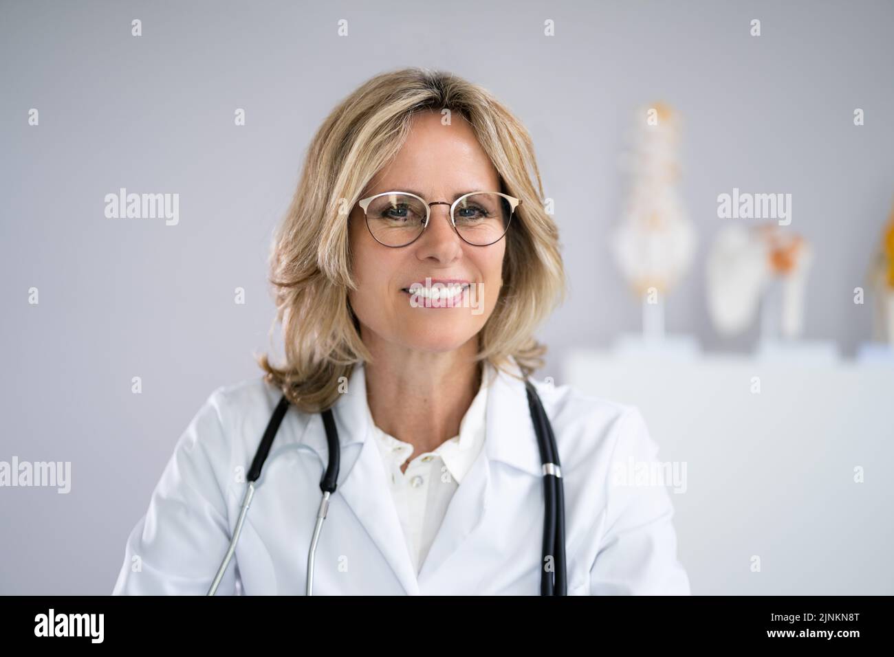 Donna medico medico Video Conferenza Call Ritratto Foto Stock