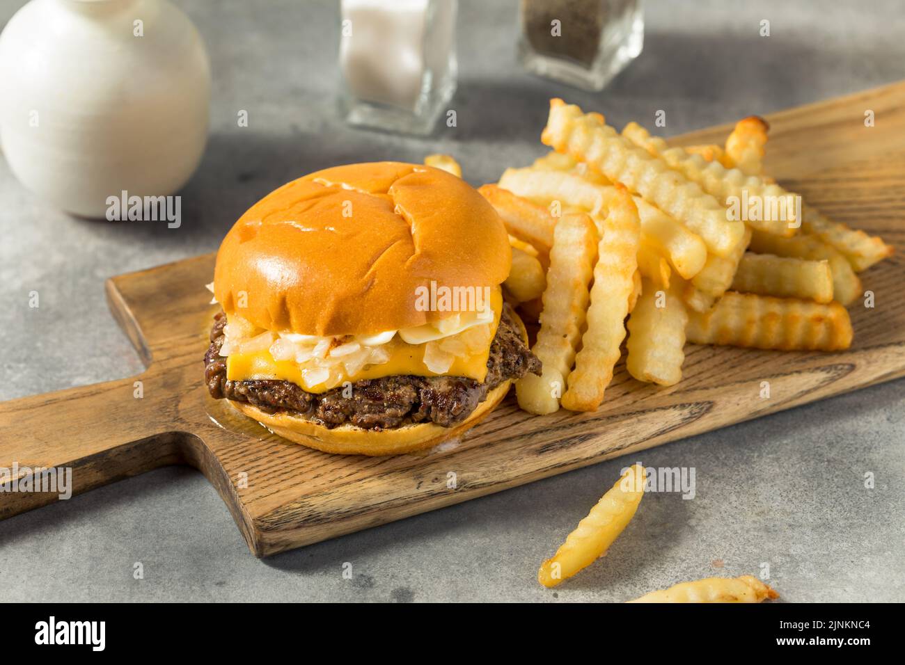 Hamburger di burro del Wisconsin fatto in casa con formaggio e patatine fritte Foto Stock
