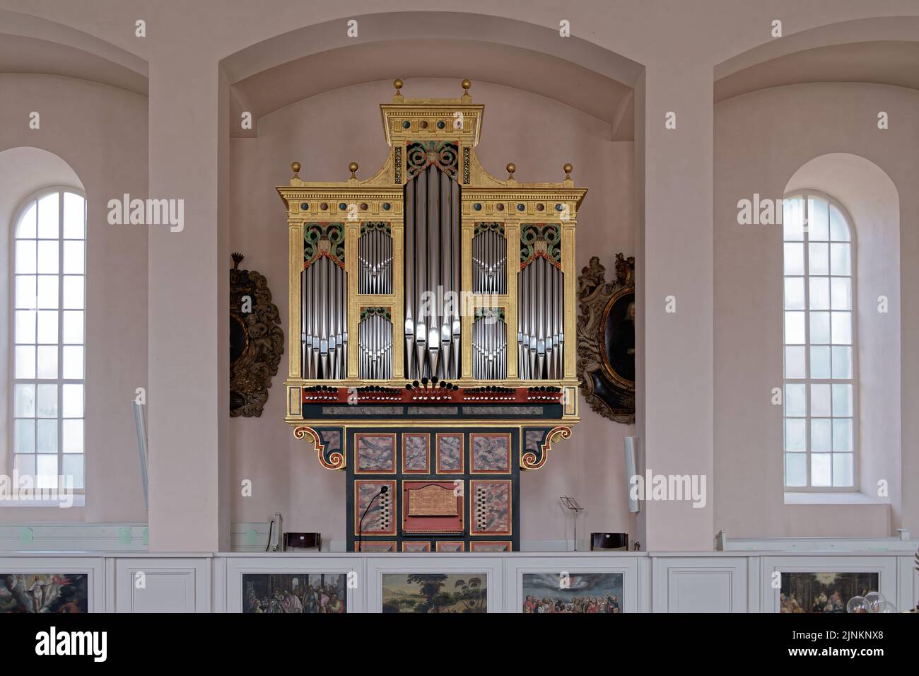L'interno della chiesa di corte (Neustädter Hof- und Stadtkirche St. Johannis) con l'organo spagnolo ad Hannover Foto Stock