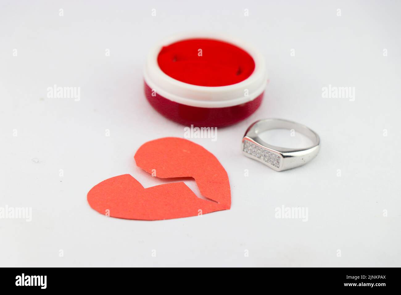 Rosso heartbreak o cuore rotto mostra il concetto di proposta fallita o divorzio dopo il matrimonio Foto Stock