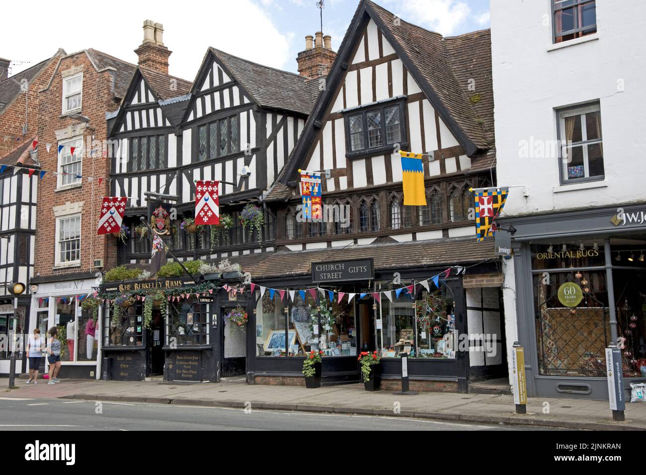 Berkeley Arms è una casa pubblica centruosa in legno bianco e nero incorniciata di grado 2, classificata nel 15th a Tewkesbury High Street UK Foto Stock
