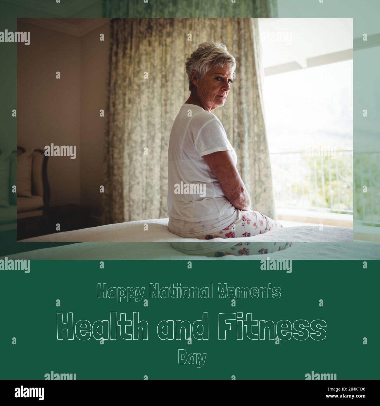 Composto da donna caucasica anziana seduta sul letto e felice giorno nazionale di salute e fitness delle donne Foto Stock