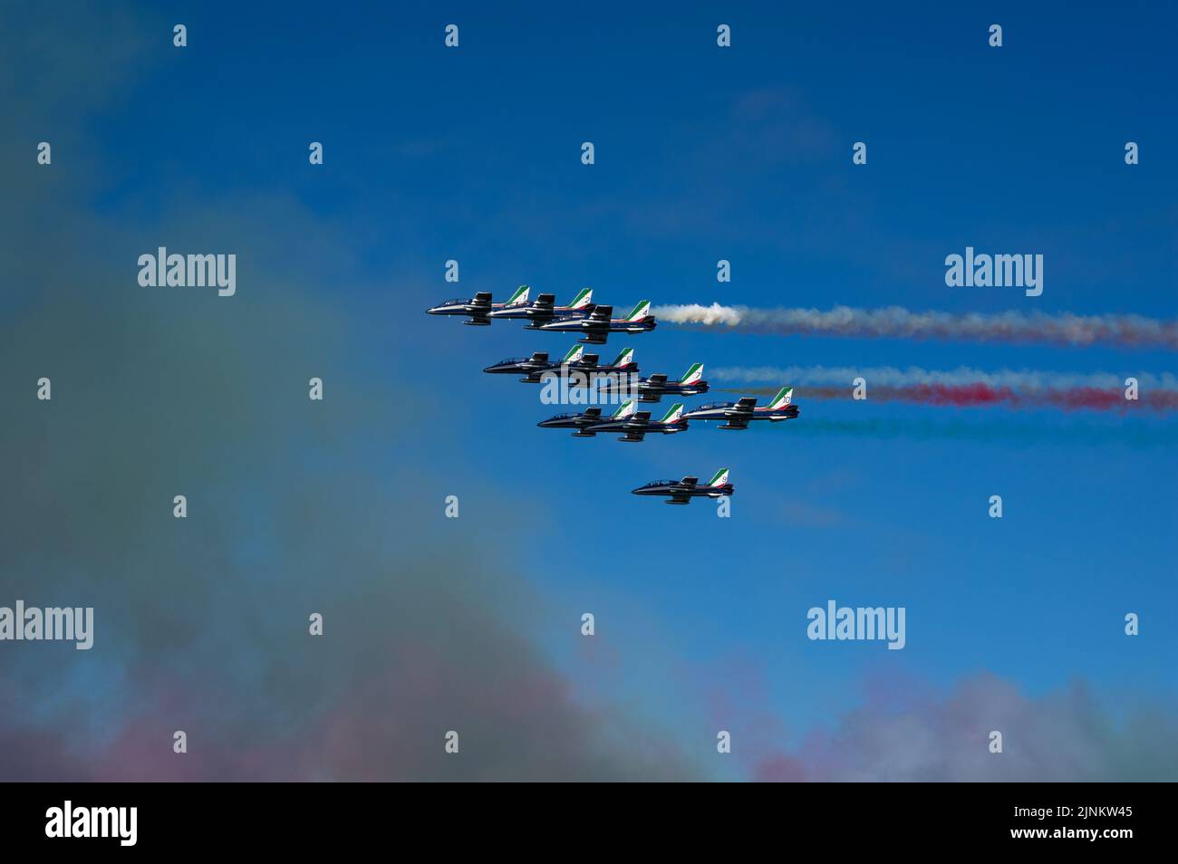 Air show frecce Tricolori 2022 a Punta Marina, Ravenna, Italia, 2022-06-19, bandiera italiana in aria. Foto Stock