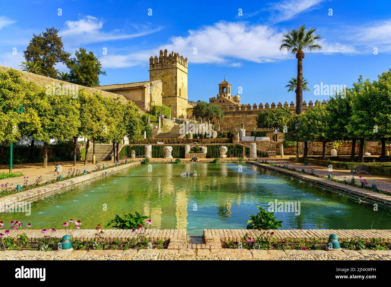 Vista panoramica dell'imponente Alcazar de Cordoba e dei suoi giardini reali in Andalusia, Spagna. Foto Stock