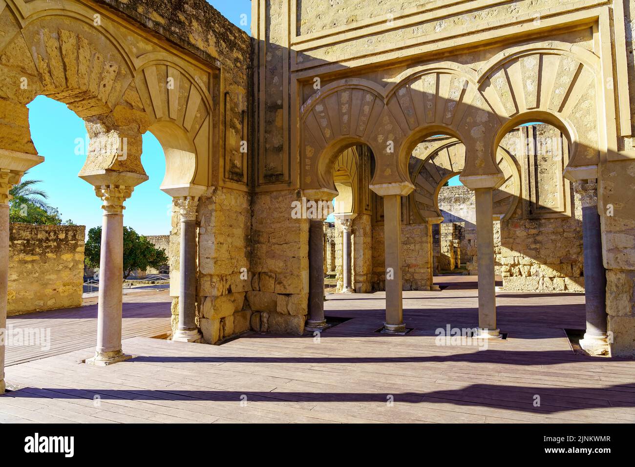 Rovine del palazzo arabo medievale con colonne e porte ad arco. Cordoba Medina Azahara. Foto Stock