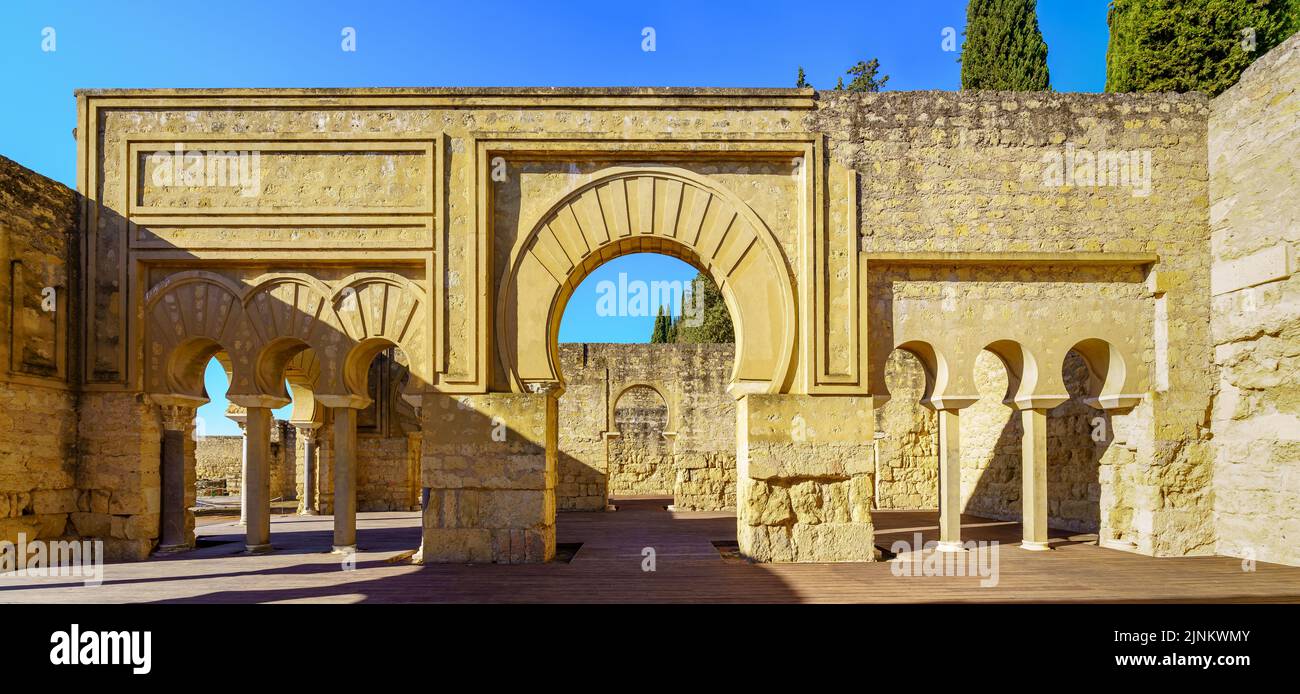 Rovine del palazzo arabo medievale con colonne e porte ad arco. Cordoba Medina Azahara. Foto Stock