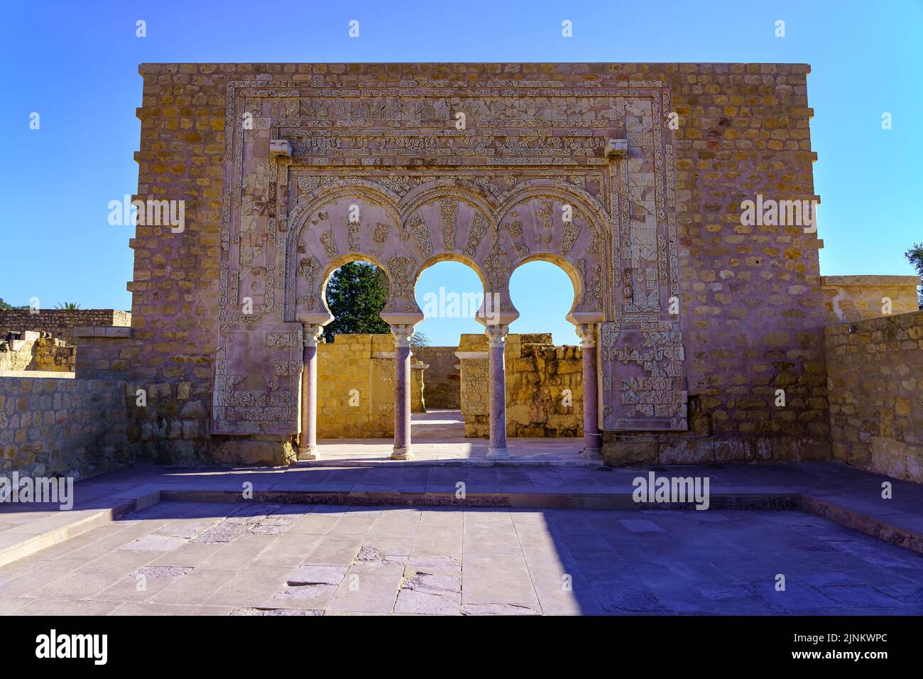 Facciata dell'antico palazzo in rovina dell'emiro arabo nella città di Medina Azahara, Cordoba. Foto Stock