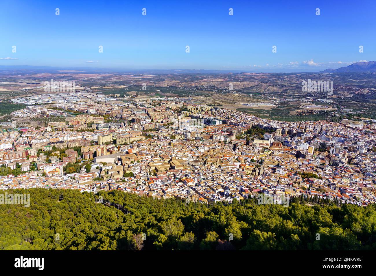 Veduta aerea della città di Jaen con i suoi uliveti e le montagne intorno ad essa. Spagna. Foto Stock