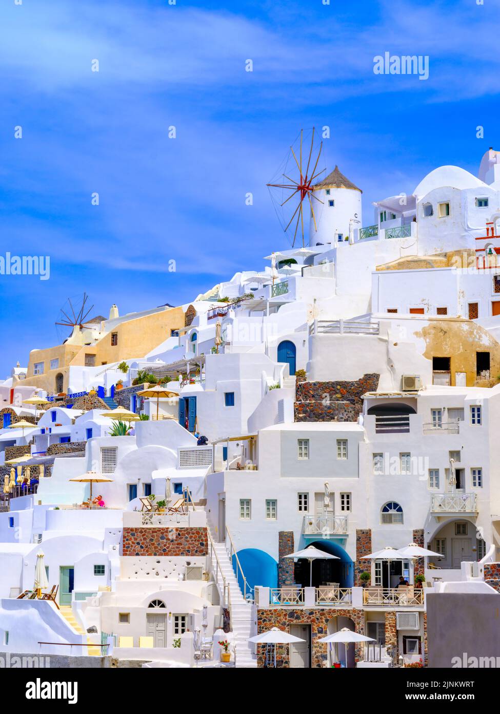 Mulini a vento e architettura greca classica, Caldera View Santorini , Oia,Grecia,Europa Mar Egeo,Mediterraneo Foto Stock