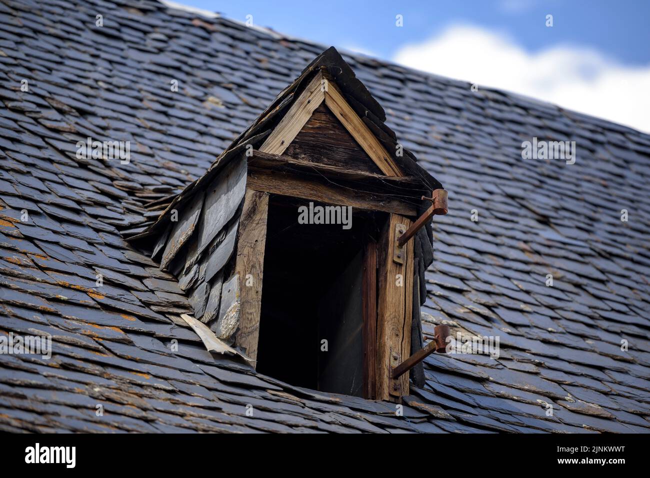 Dettagli di una vecchia casa a Les, nella valle di Aran (Lleida, Catalogna, Spagna, Pirenei) ESP: Detalles de una casa antigua en Les, en el Valle de Arán Foto Stock