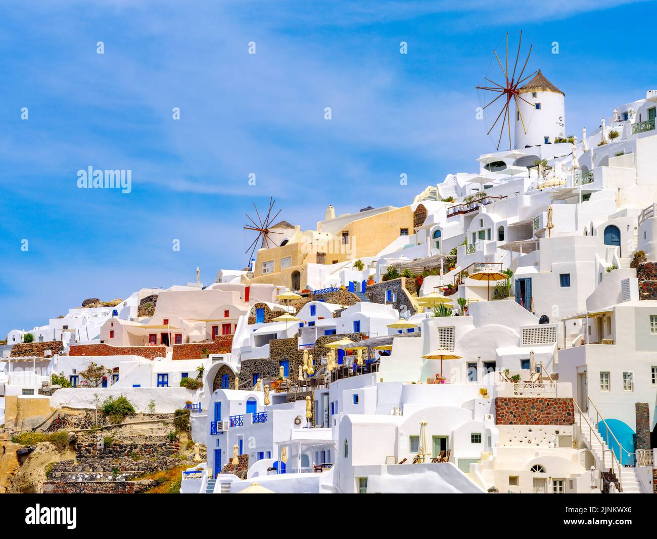 Mulini a vento e architettura greca classica, Caldera View Santorini , Oia,Grecia,Europa Mar Egeo,Mediterraneo Foto Stock