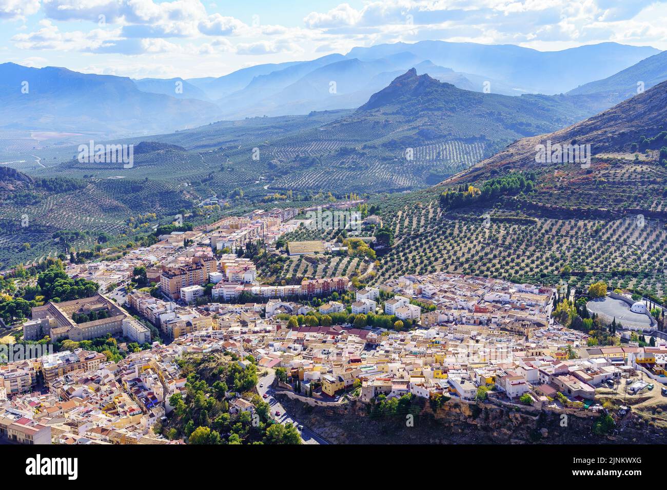 Case affollate e uliveti nella valle della provincia di Jaen, Spagna. Foto Stock