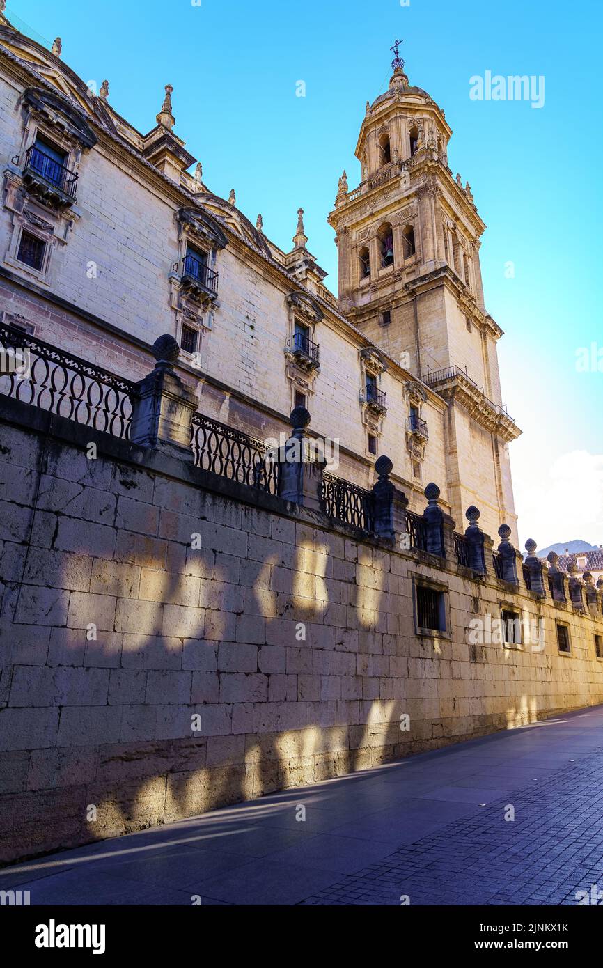 Lato della cattedrale di Jaen accanto a uno stretto vicolo della città. Andalusia. Foto Stock