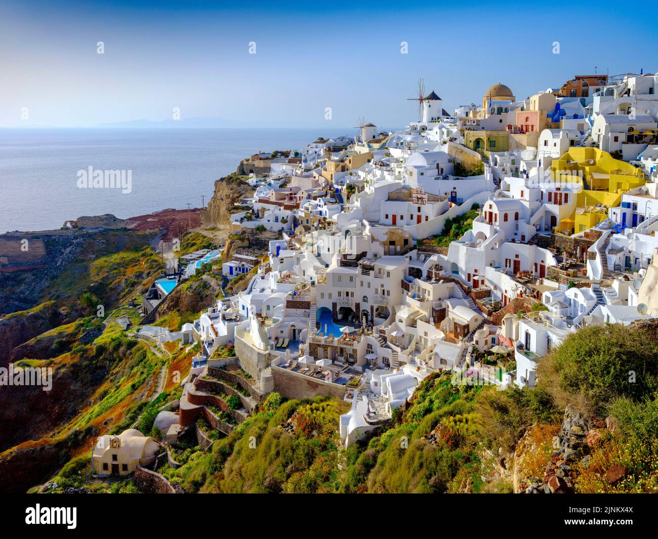Mulini a vento e architettura greca classica, Caldera View Santorini , Oia,Grecia,Europa Mar Egeo,Mediterraneo Foto Stock