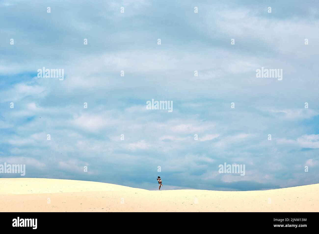 Dune del deserto, coppia innamorata del paesaggio arido Foto Stock