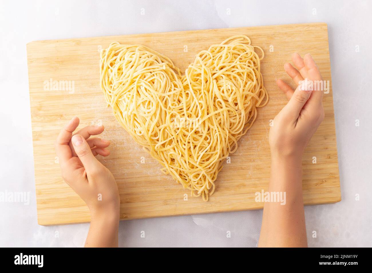 A forma di cuore in pasta scolapasta Foto stock - Alamy