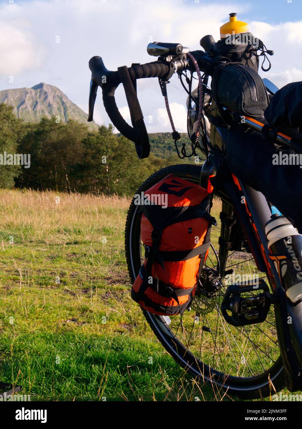 Bici da ghiaia con bagagli, Sutherland Foto Stock