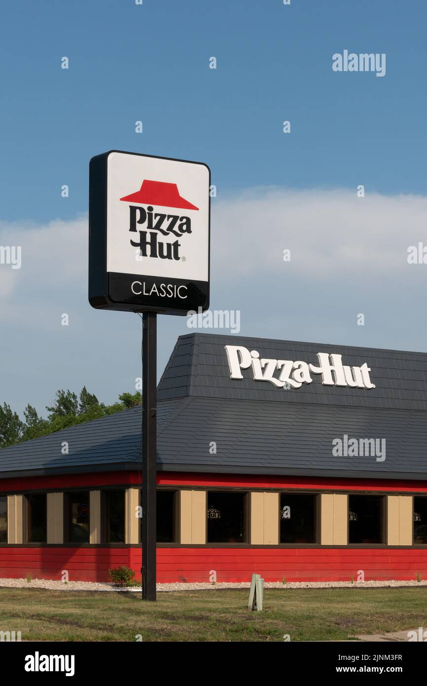 MORRIS, MN, USA - 9 LUGLIO 2022: Esterno del ristorante Pizza Hut e logo del marchio. Foto Stock