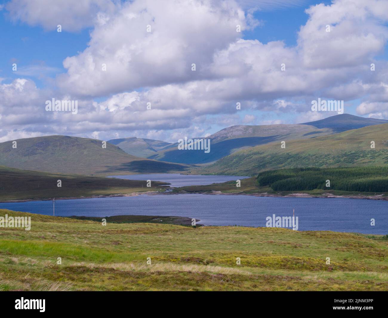 Vista di Loch Shin a Sutherland, Highland Scotland Foto Stock