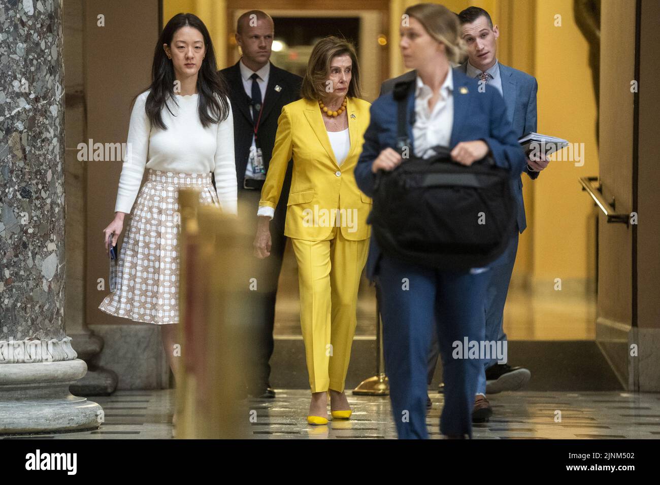 Washington DC, Stati Uniti. 12th ago, 2022. Il relatore della Casa Nancy Pelosi parla con i membri dello staff mentre cammina attraverso la Statuario Hall del Campidoglio degli Stati Uniti a Washington, DC, venerdì 12 agosto 2022. I Democratici della Casa continuano il loro lavoro per approvare il Inflation Reduction Act, un’importante legge di spesa che include disposizioni per il cambiamento climatico, l’assistenza sanitaria e l’aumento delle imposte sulle società. Foto di Shawn Thew/UPI Credit: UPI/Alamy Live News Foto Stock