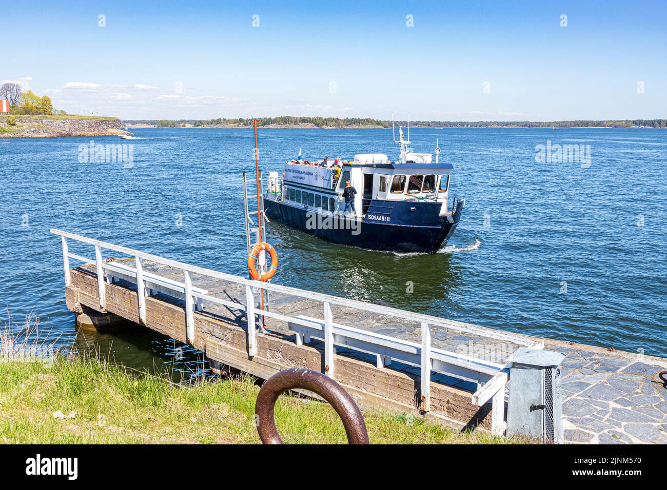 Il traghetto di Helsinki arriva alla porta dei Re (Kuninkaanporti o Kungsporten) presso la Fortezza di Suomenlinna a Kustaanmiekka sull'isola di Suomenlin Foto Stock