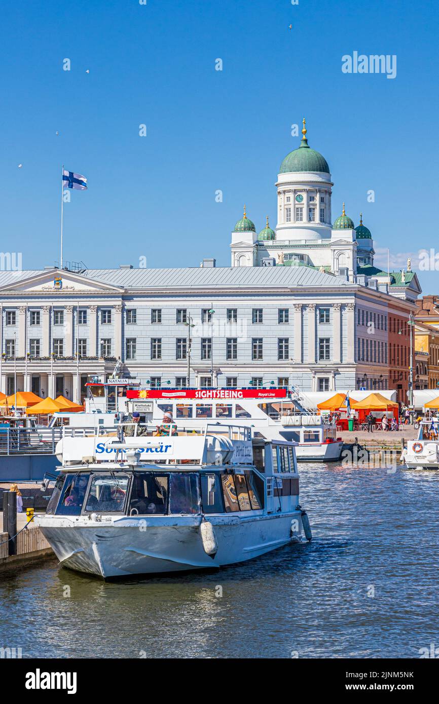 La Piazza del mercato (Kauppatori) e il lungomare del porto sovrastato dalla cattedrale di Helsinki, Finlandia Foto Stock