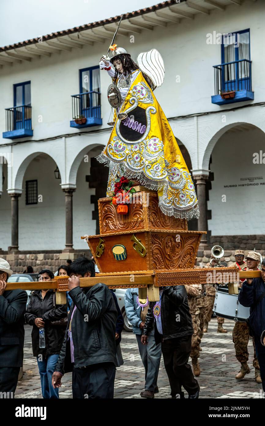 Statua di San Michele Arcangelo, processione religiosa, Cusco, Perù Foto Stock