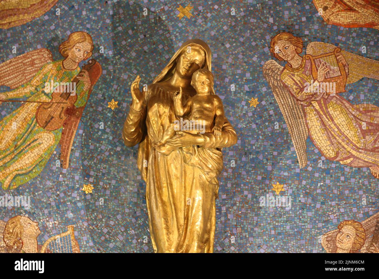 Vierge à l'Enfant honorée par les trompettes des anges de l'Apocalypse. Statua in bronzo di Giuseppe Cirasse. L'Atelier Mauméjean. Chapelle Foto Stock