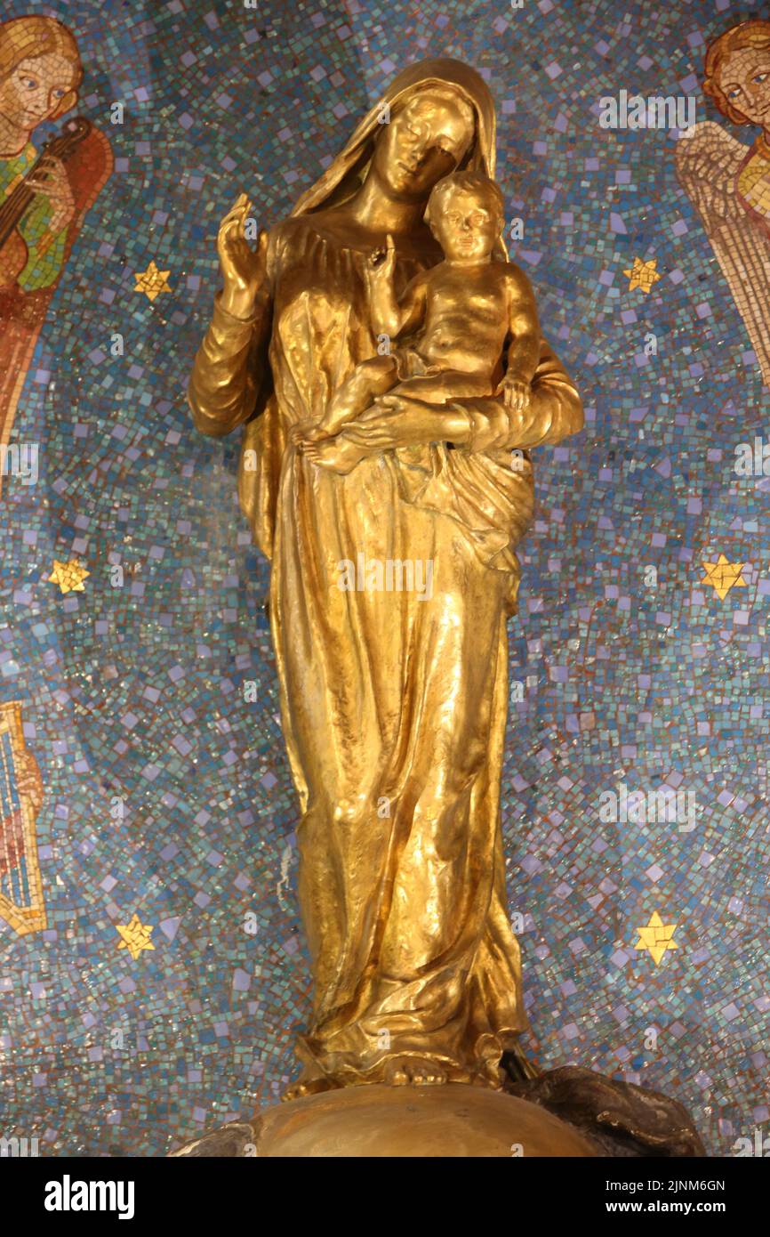 Vierge à l'Enfant honorée par les trompettes des anges de l'Apocalypse. Statua in bronzo di Giuseppe Cirasse. L'Atelier Mauméjean. Chapelle Foto Stock