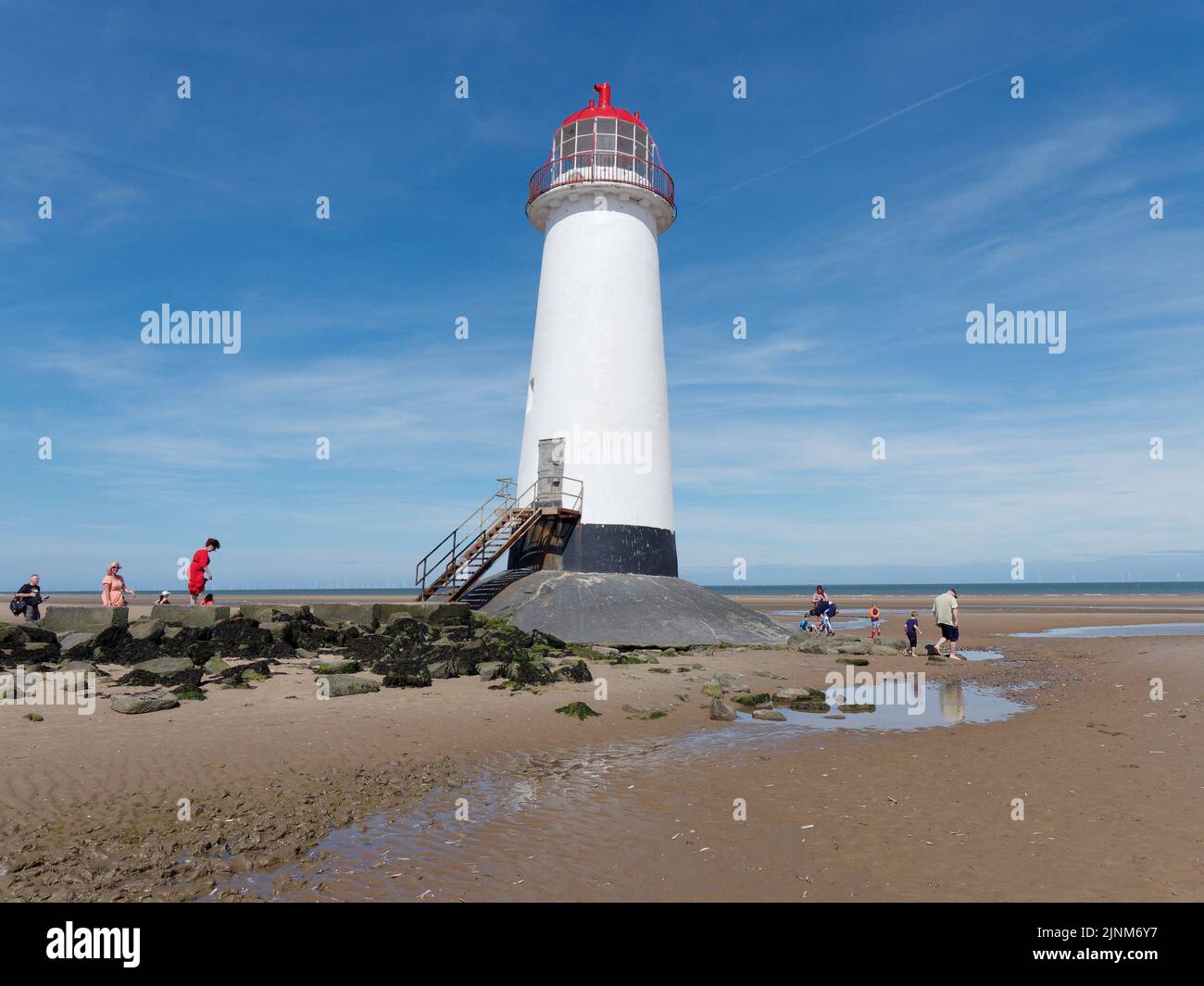 Talacre, Flintshire, Galles, 07 2022 agosto: Punto di Ayr Lighthouse aka Talacre Lighthouse, un edificio classificato di II grado situato sulla spiaggia. Foto Stock