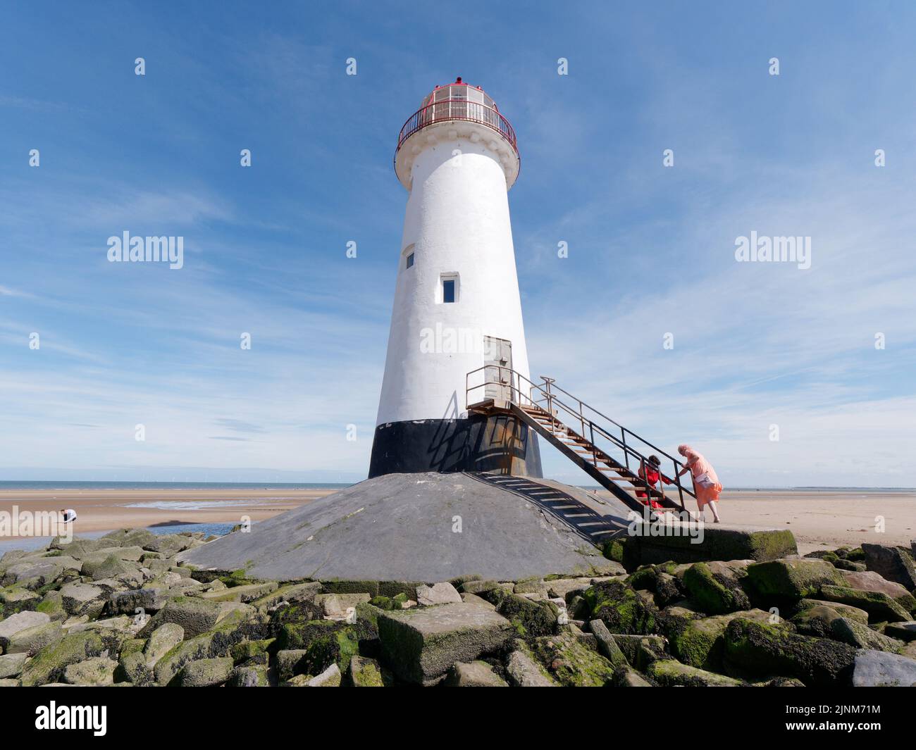 Talacre, Flintshire, Galles, 07 2022 agosto: Punto di Ayr Lighthouse aka Talacre Lighthouse, un edificio classificato di II grado situato sulla spiaggia. Foto Stock