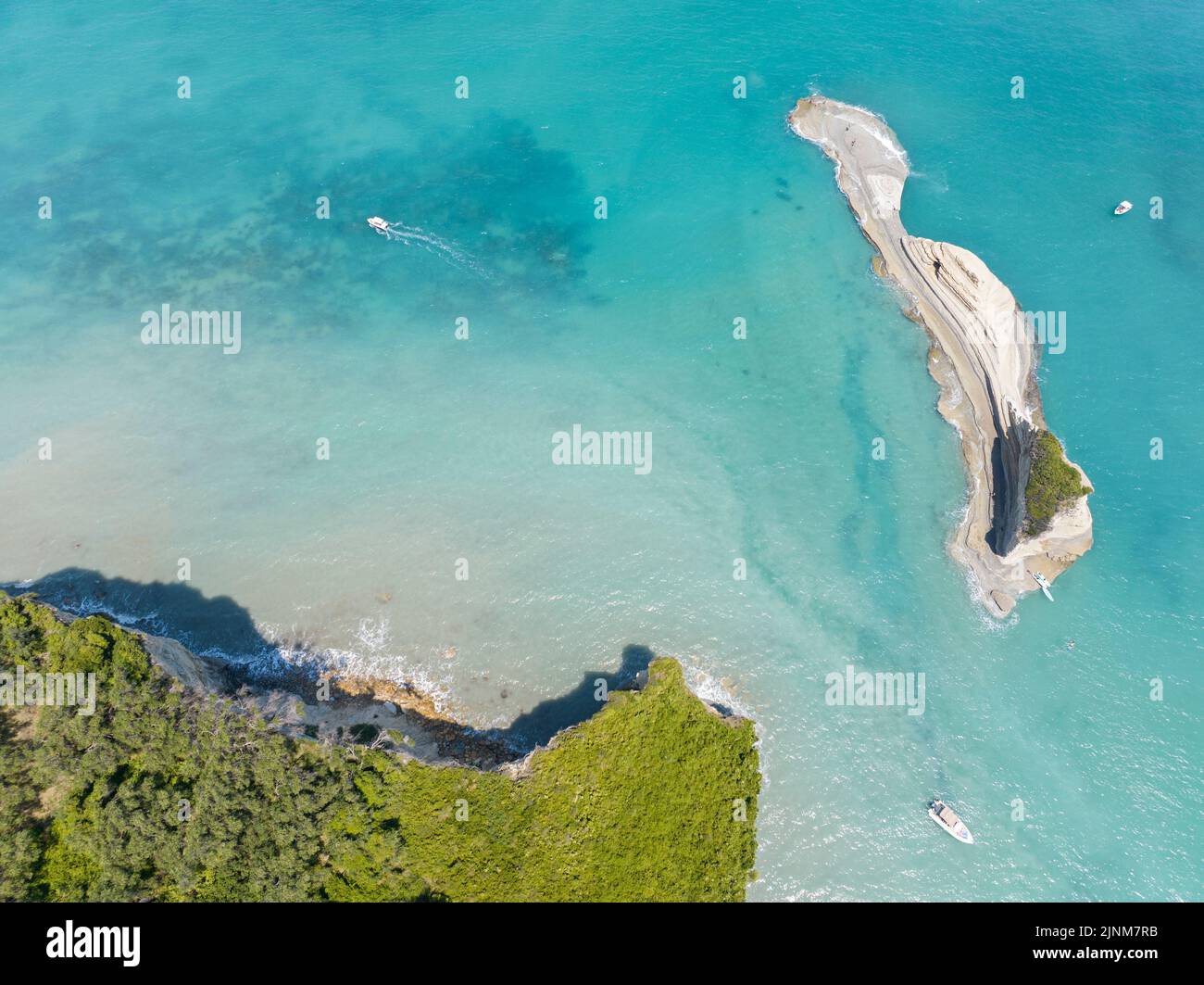 Veduta aerea della scogliera che si affaccia sul mare vicino alla spiaggia di Apotripiti e della roccia della Sirenetta, promontorio sul mare cristallino. Isola di Corfù, Sidari Grecia Foto Stock