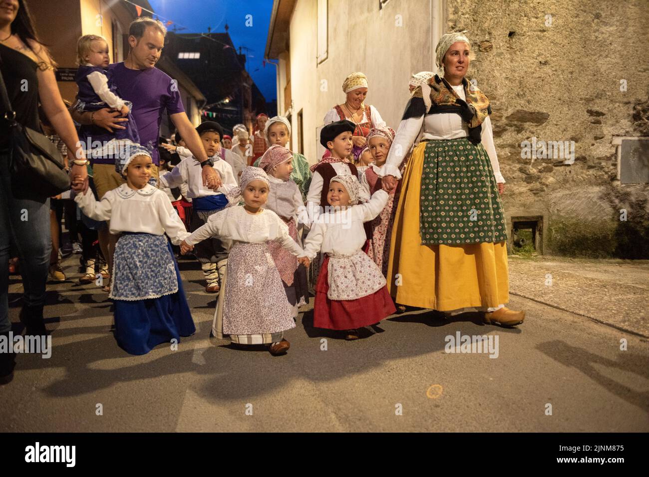 Processione di San Giovanni verso piazza Haro a Les sulla festa notturna di Sant Joan (Les, Valle Aran, Lleida, Catalogna, Spagna, Pirenei) Foto Stock