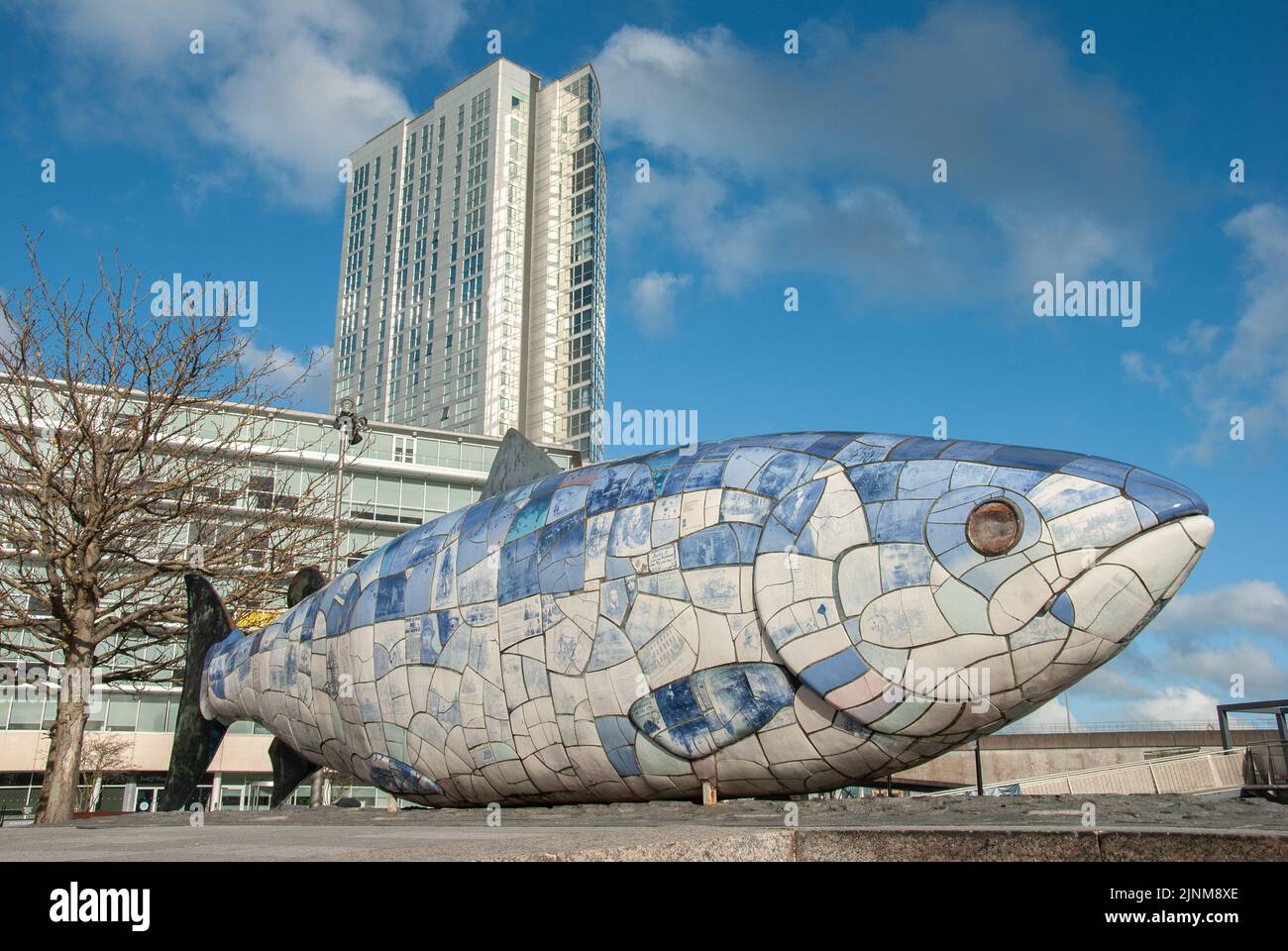 Belfast, Regno Unito – 30 ottobre 2019 – la scultura in ceramica stampata Big Fish lunga 10 metri installata sul Donegall Quay di Belfast Foto Stock