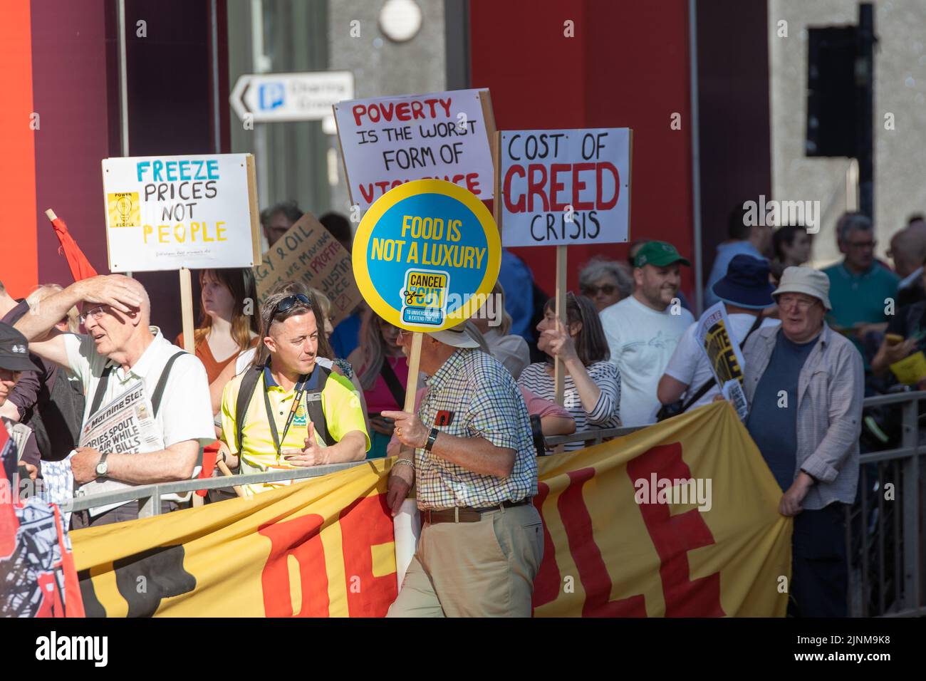 Glasgow, Scozia, Regno Unito. 12th ago, 2022. Glasgow. Manifestazione “Power to the People” al di fuori degli uffici centrali della Scottish Power per protestare contro il drammatico aumento dei prezzi del gas e dell’elettricità nelle famiglie. Credit: R.Gass/Alamy Live News Foto Stock