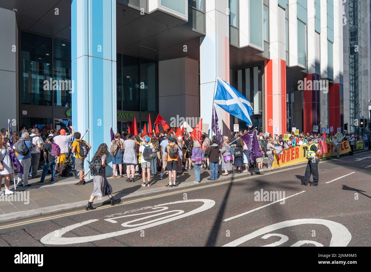 Glasgow, Scozia, Regno Unito. 12th ago, 2022. Glasgow. Manifestazione “Power to the People” al di fuori degli uffici centrali della Scottish Power per protestare contro il drammatico aumento dei prezzi del gas e dell’elettricità nelle famiglie. Credit: R.Gass/Alamy Live News Foto Stock