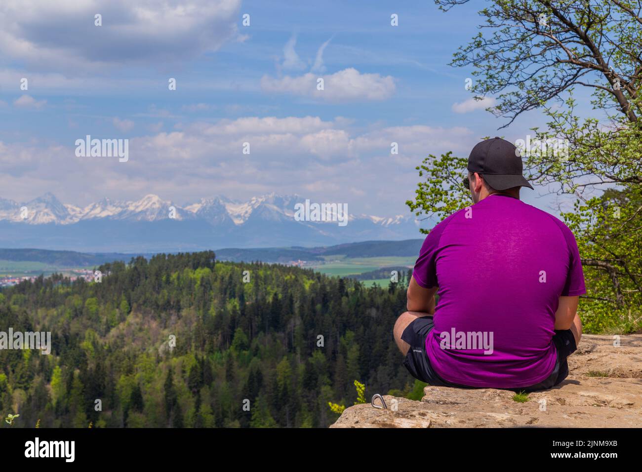 Tomasovsky, Slovacchia - 10 maggio; 2022: Giovane uomo sul precipizio nel Parco Nazionale del Paradiso Slovacco. Foto Stock