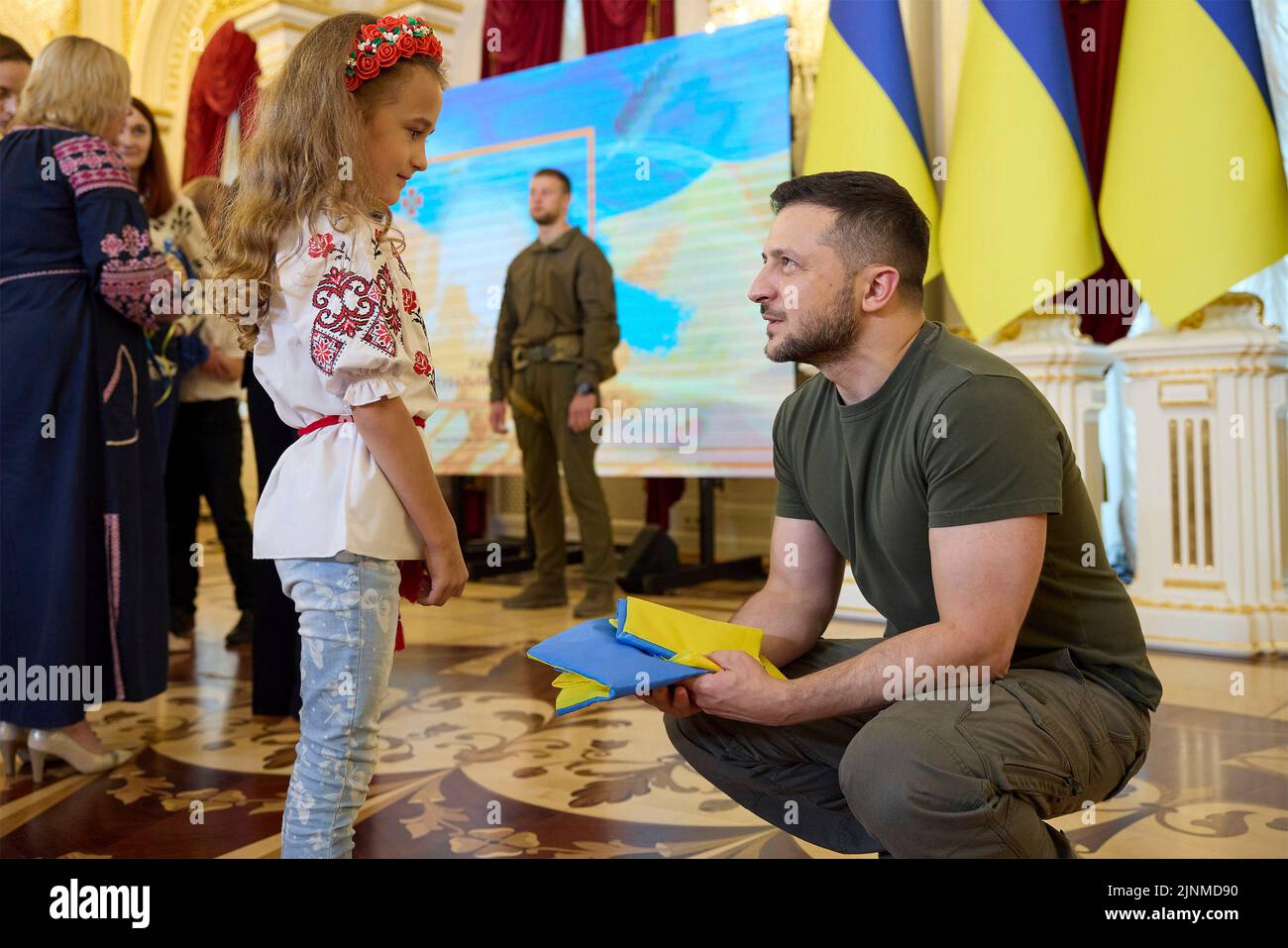 Kiev, Ucraina. 12th ago, 2022. Il presidente ucraino Volodymyr Zelenskyy, ha parlato con Irynka Vasilyeva, di 7 anni, partito durante un evento per celebrare i salvatori di bambini e gli eroi di guerra durante la Giornata Internazionale della Gioventù nella Sala Bianca degli Eroi al Palazzo Mariinskyi, il 12 agosto 2022 a Kyiv, Ucraina. Il padre di Irynka è stato ucciso nell'invasione russa e ora fa corone di fiori e le vende per acquistare armi per l'esercito ucraino. Credit: Sarsenov Daniiar/Ukraine Presidency/Alamy Live News Foto Stock