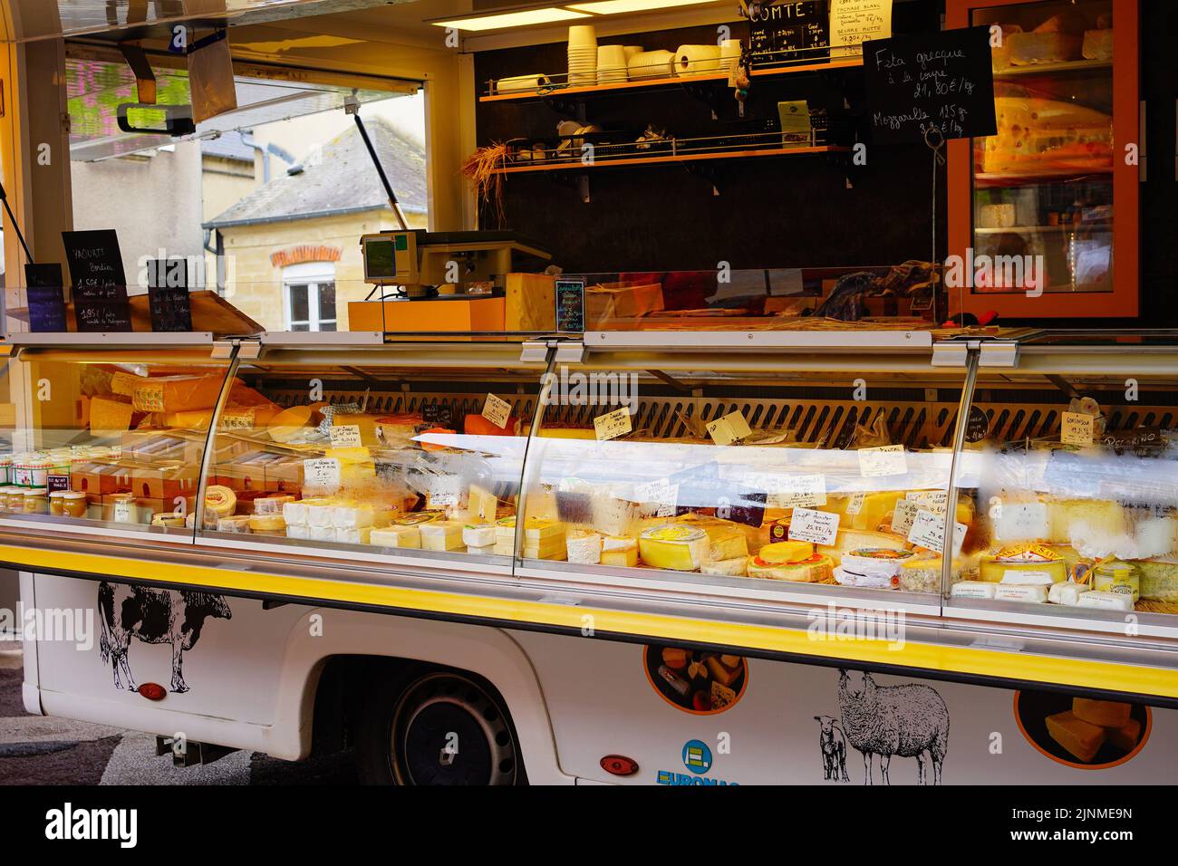 Negozio di formaggi francesi nel mercato di Bayeux, Francia Foto Stock