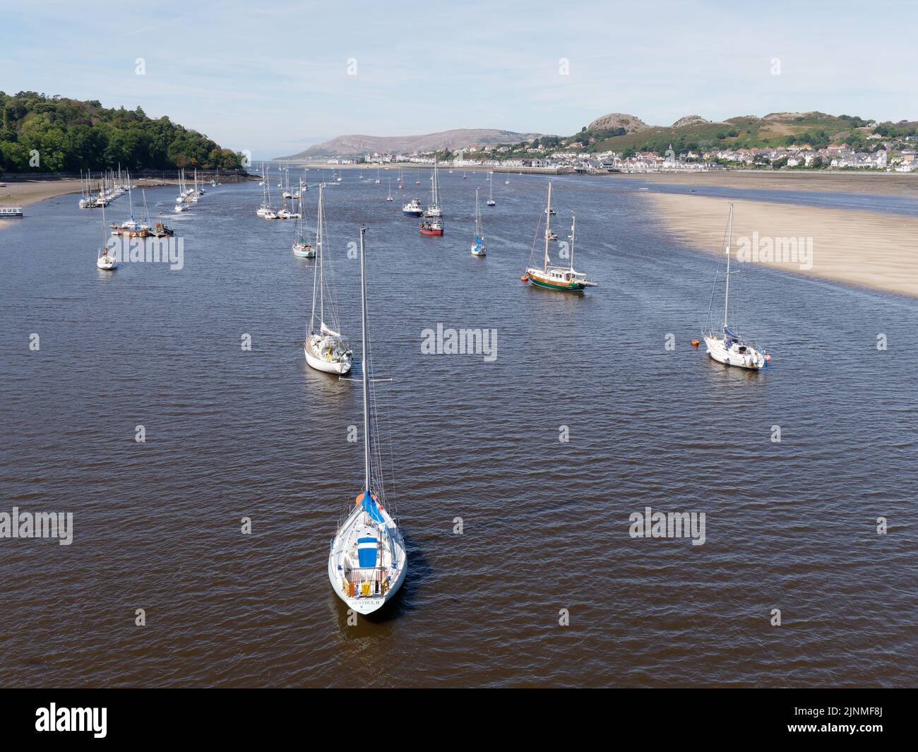 Conwy, Clwyd, Galles, 07 2022 agosto: Barche ormeggiate nell'estuario di Conwy che guarda verso il mare. Foto Stock