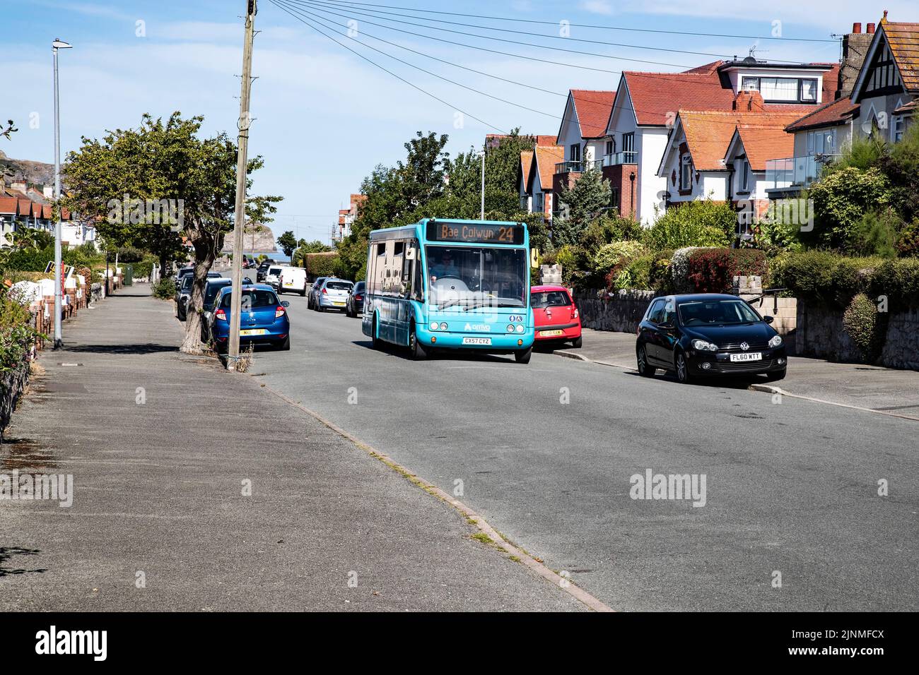 Un autobus arriva Welsh a un piano che prosegue lungo Abbey Road in Rhos on Sea per Colwyn Bay, Bae Colwyn nel Galles del Nord. Foto Stock